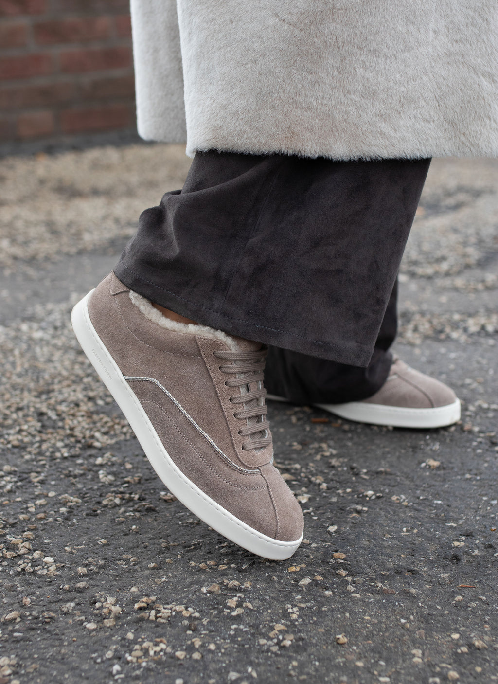 Sneaker aus Veloursleder mit Shearling