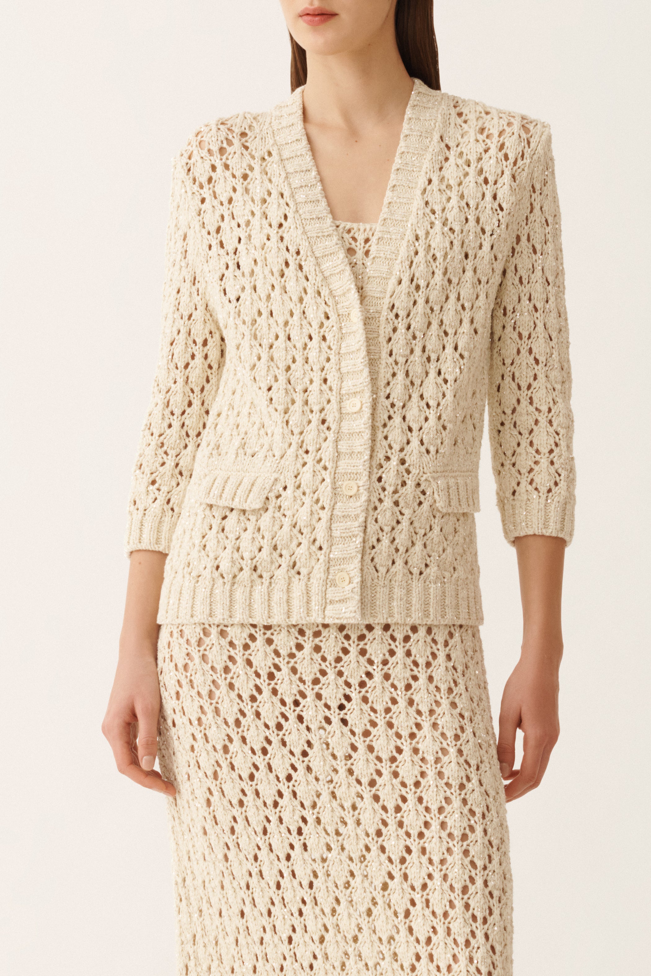 Paillettenbesetzte, rautenförmige Strickjacke mit kurzen Ärmeln