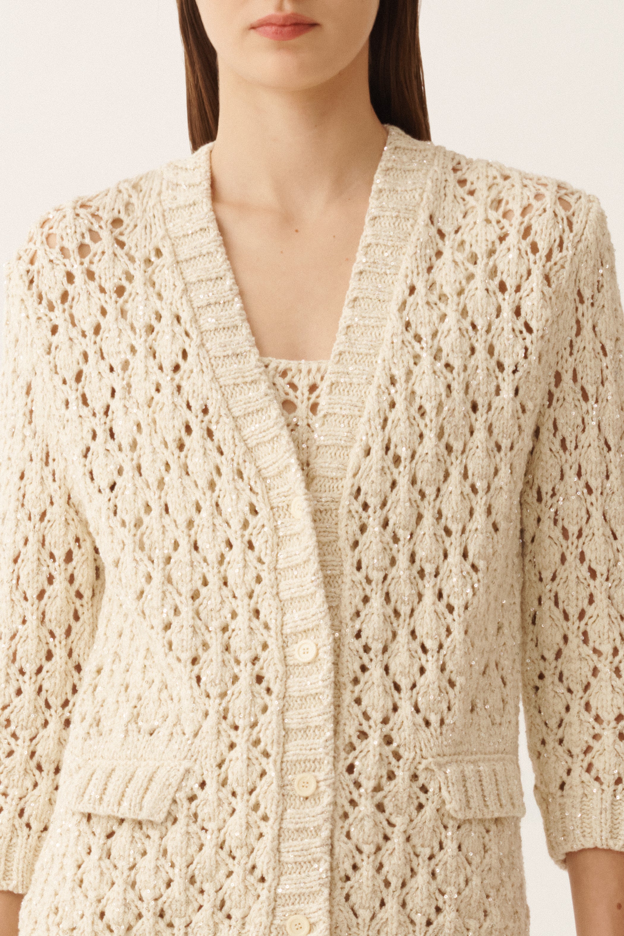 Paillettenbesetzte, rautenförmige Strickjacke mit kurzen Ärmeln