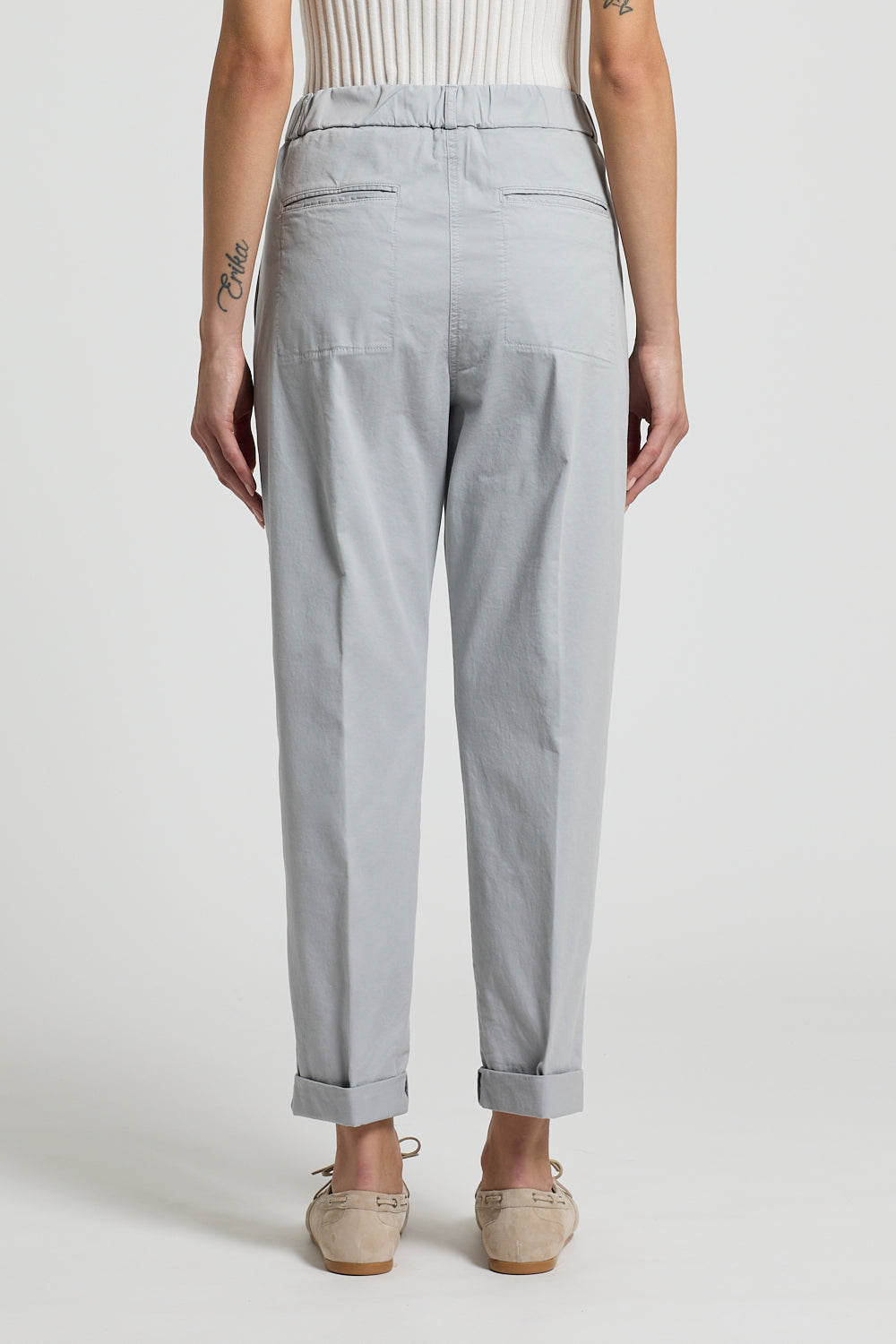 Peserico vrouwelijke broek licht katoen stretch gabardine, garment dyed beige birch, achterzijde met opgerolde pijpen
