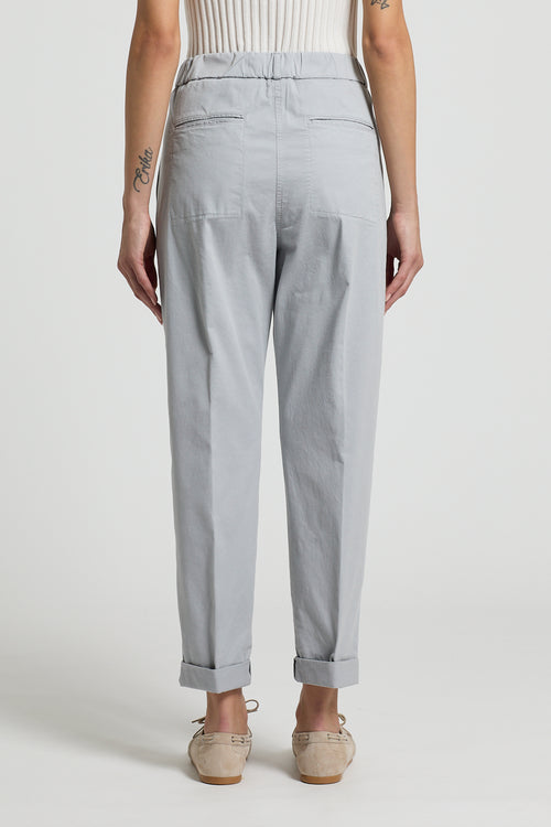 Peserico vrouwelijke broek licht katoen stretch gabardine, garment dyed beige birch, achterzijde met opgerolde pijpen
