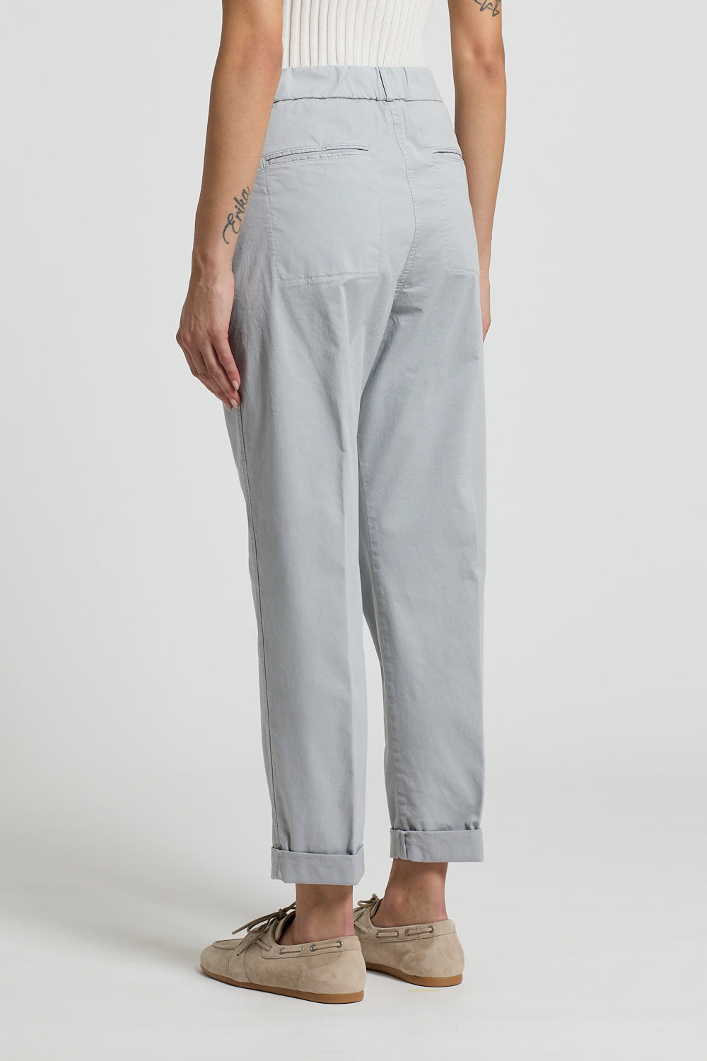 Peserico vrouwelijke broek licht katoen stretch gabardine, garment dyed beige birch, achterzijde