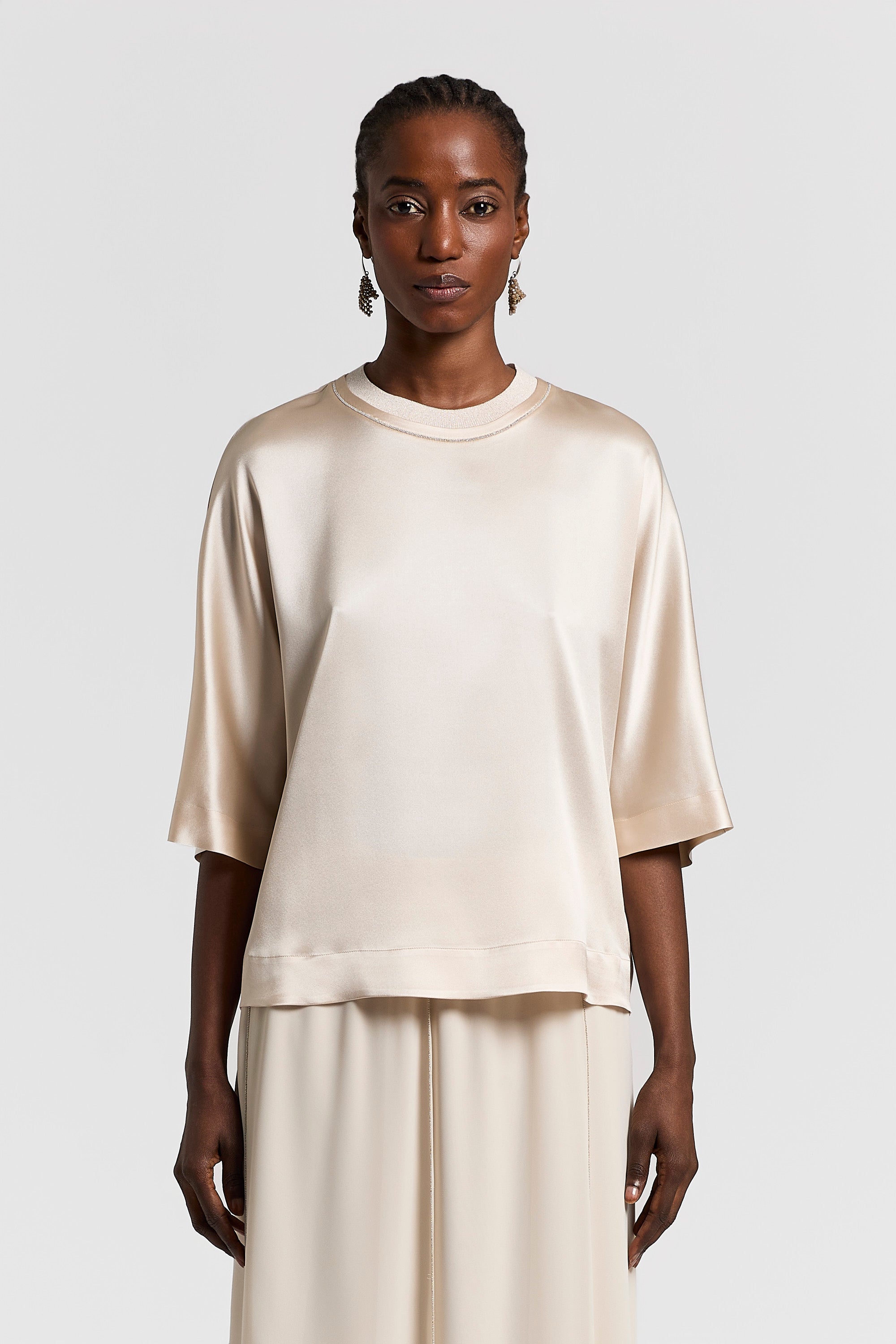 Stretch shirt van Peserico in wit, met glanzende satijn en lurex tricot, ronde hals