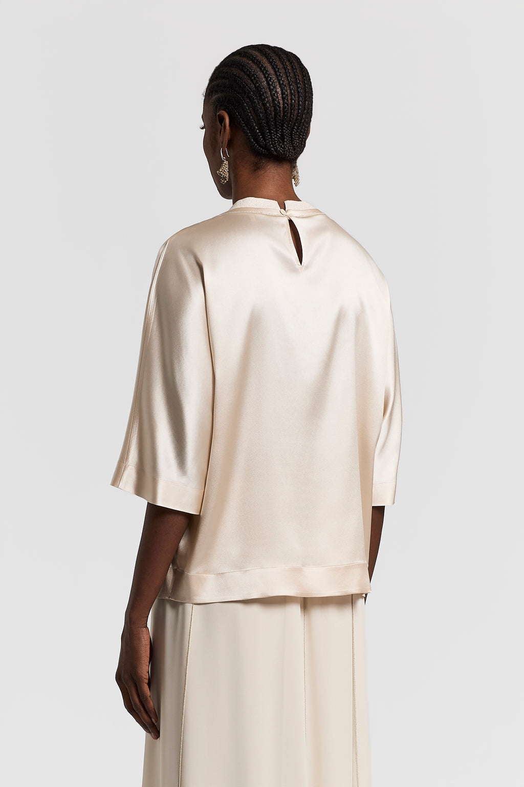 Stretch shirt van Peserico in wit, met glanzende satijn en lurex tricot, rugdetail met knoopsluiting
