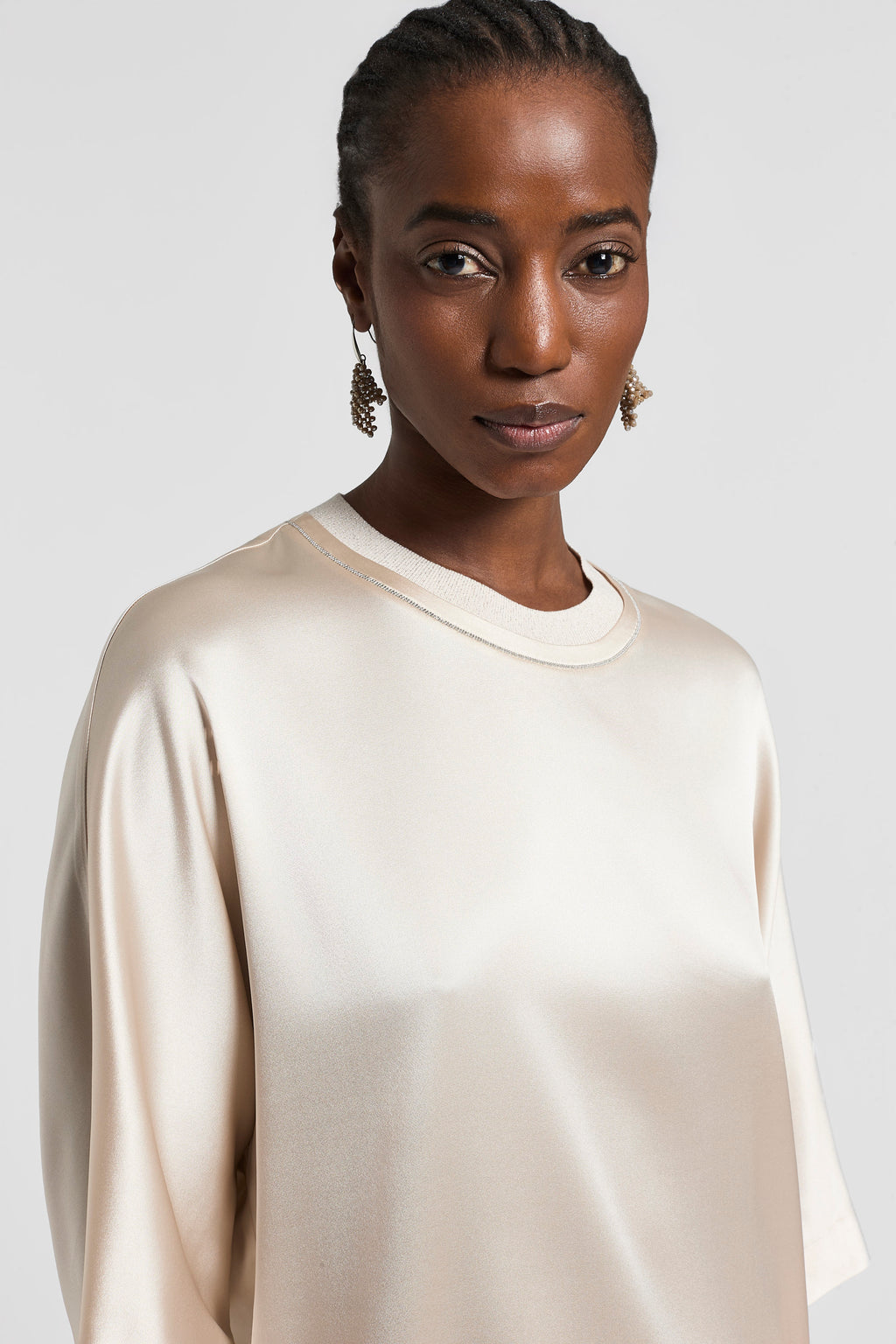 Stretch shirt van Peserico in wit met glinsterende satijn en lurex tricot, ronde hals