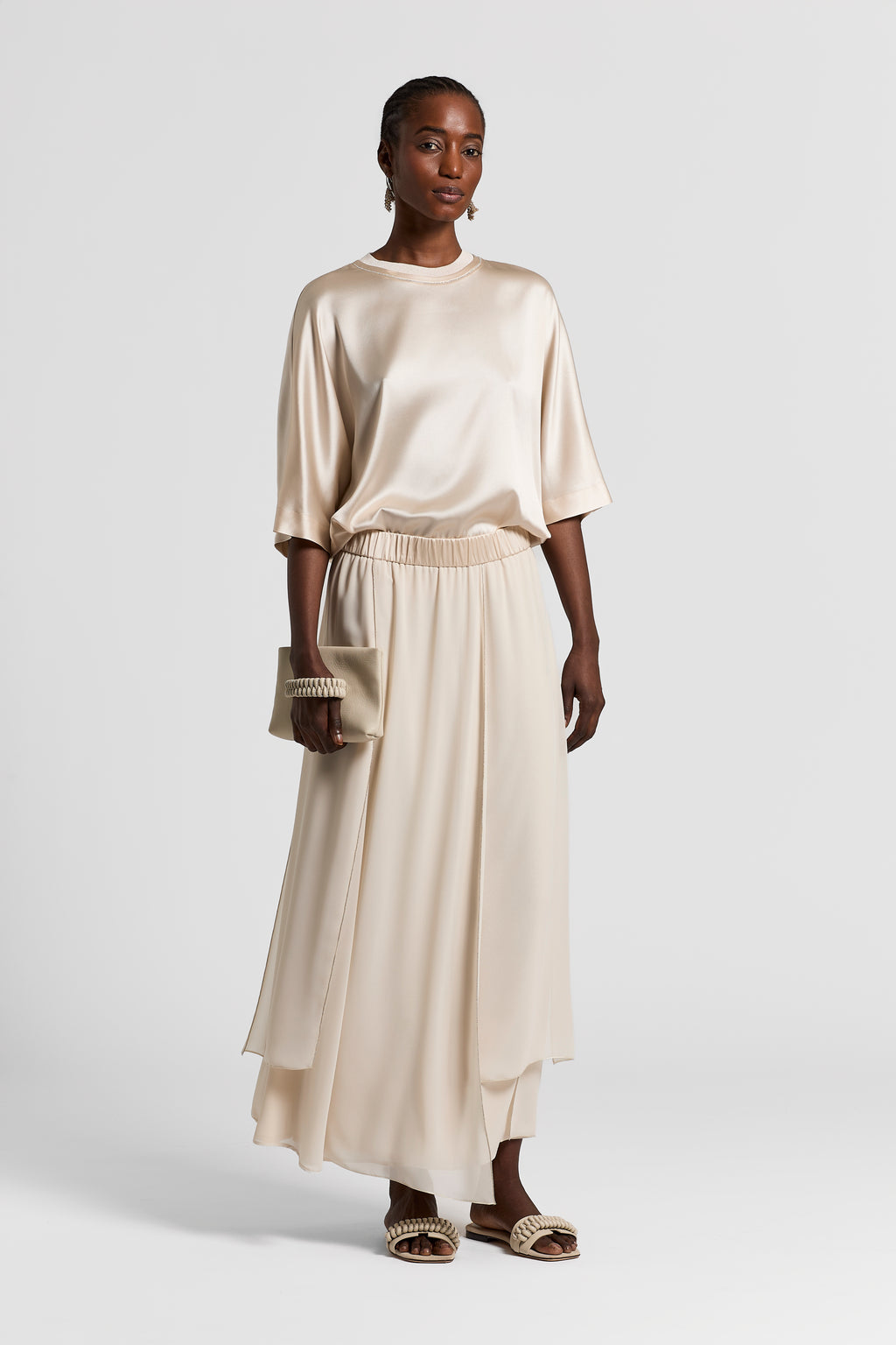Stretch shirt van Peserico in wit, met glanzende satijn en lurex tricot, korte mouwen en ronde hals