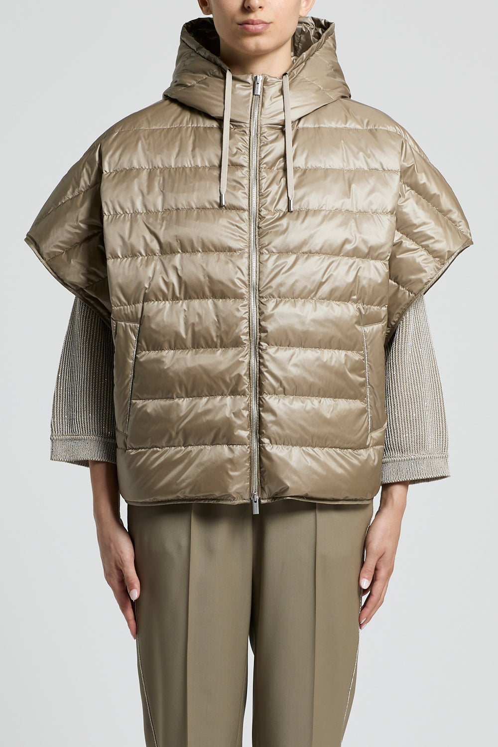 Peserico down jas in olive leaf green met capuchon en korte mouwen