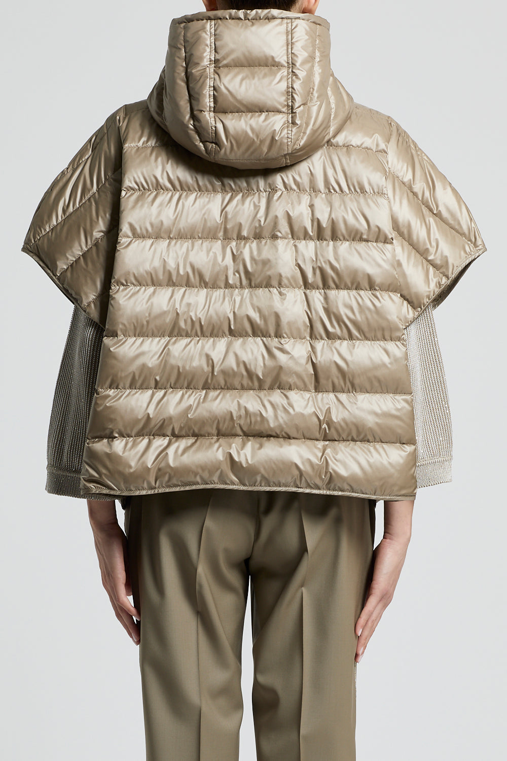 Down jas van Peserico in olive leaf green met opstaande capuchon en gestikte lijnen