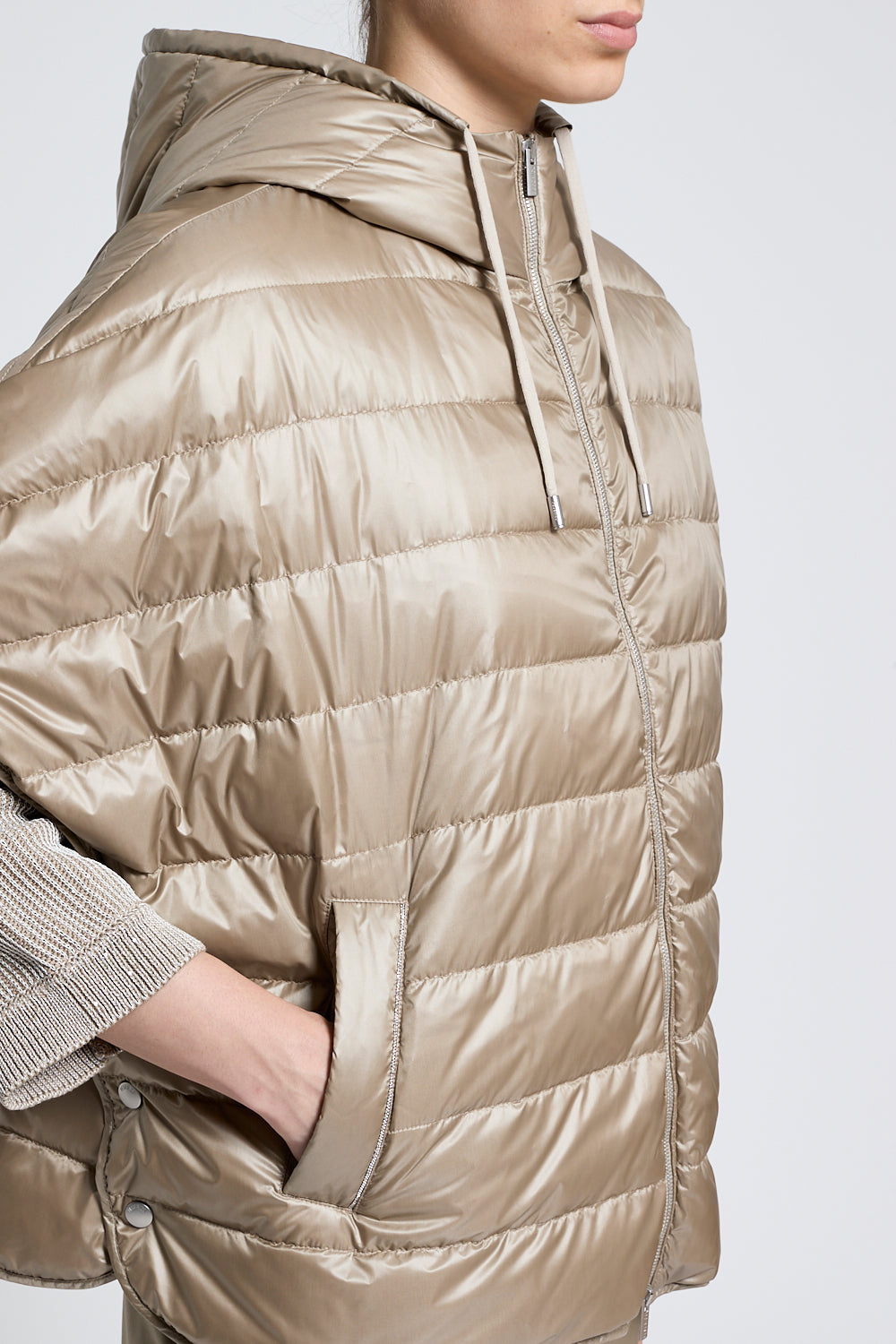 Peserico down jacket in olive leaf green met capuchon en rits van ultra-light nylon