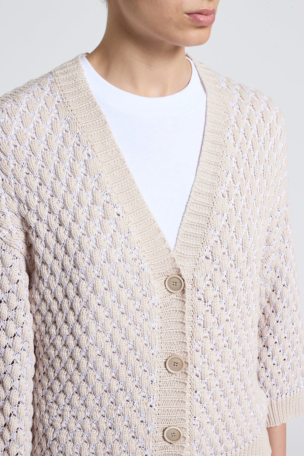 Peserico gebreide trui in beige berk met contrasterend wit patroon en knopen