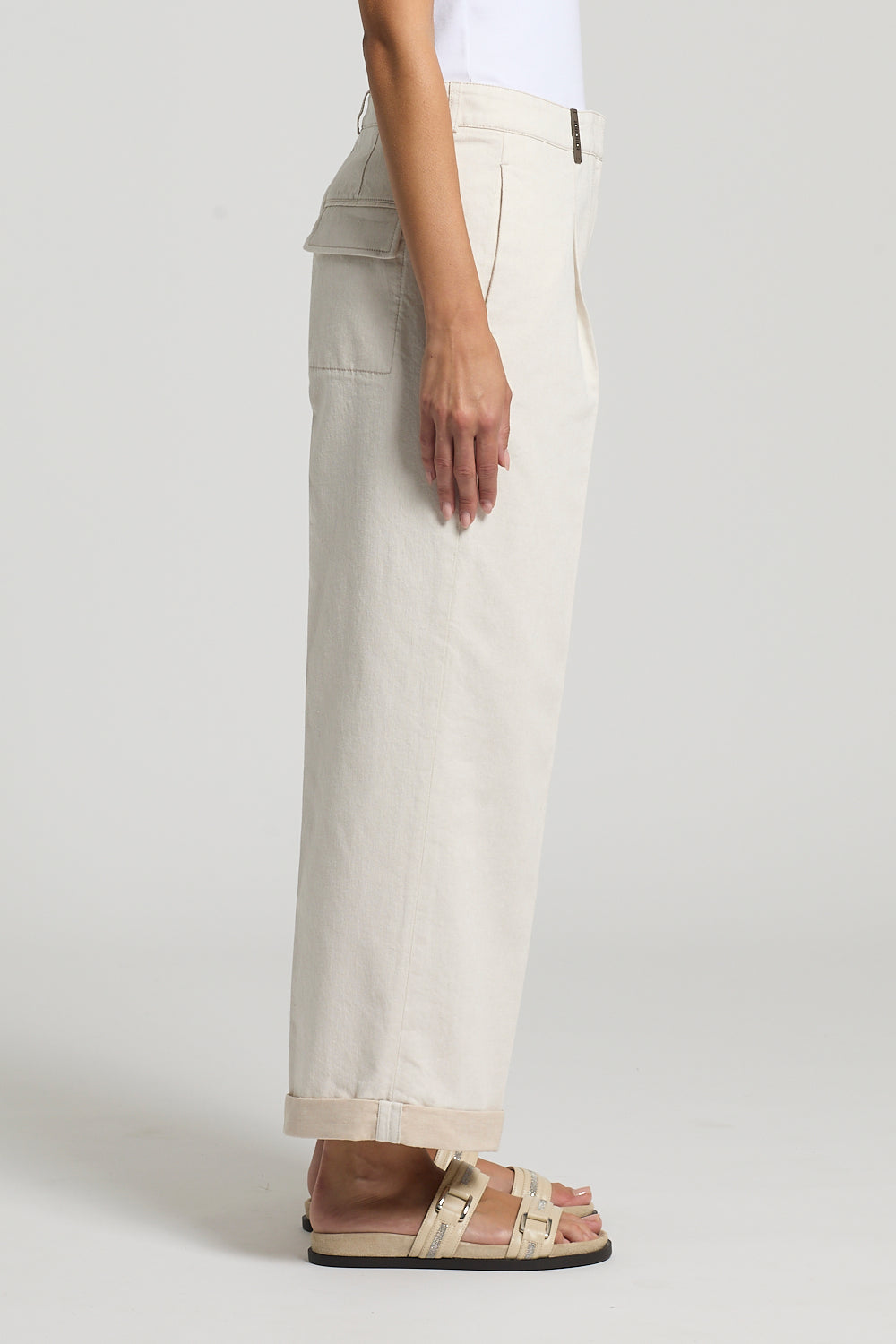 Peserico vrouwentrousers in beige, breed model met opstaande zakken en opgerolde pijpen