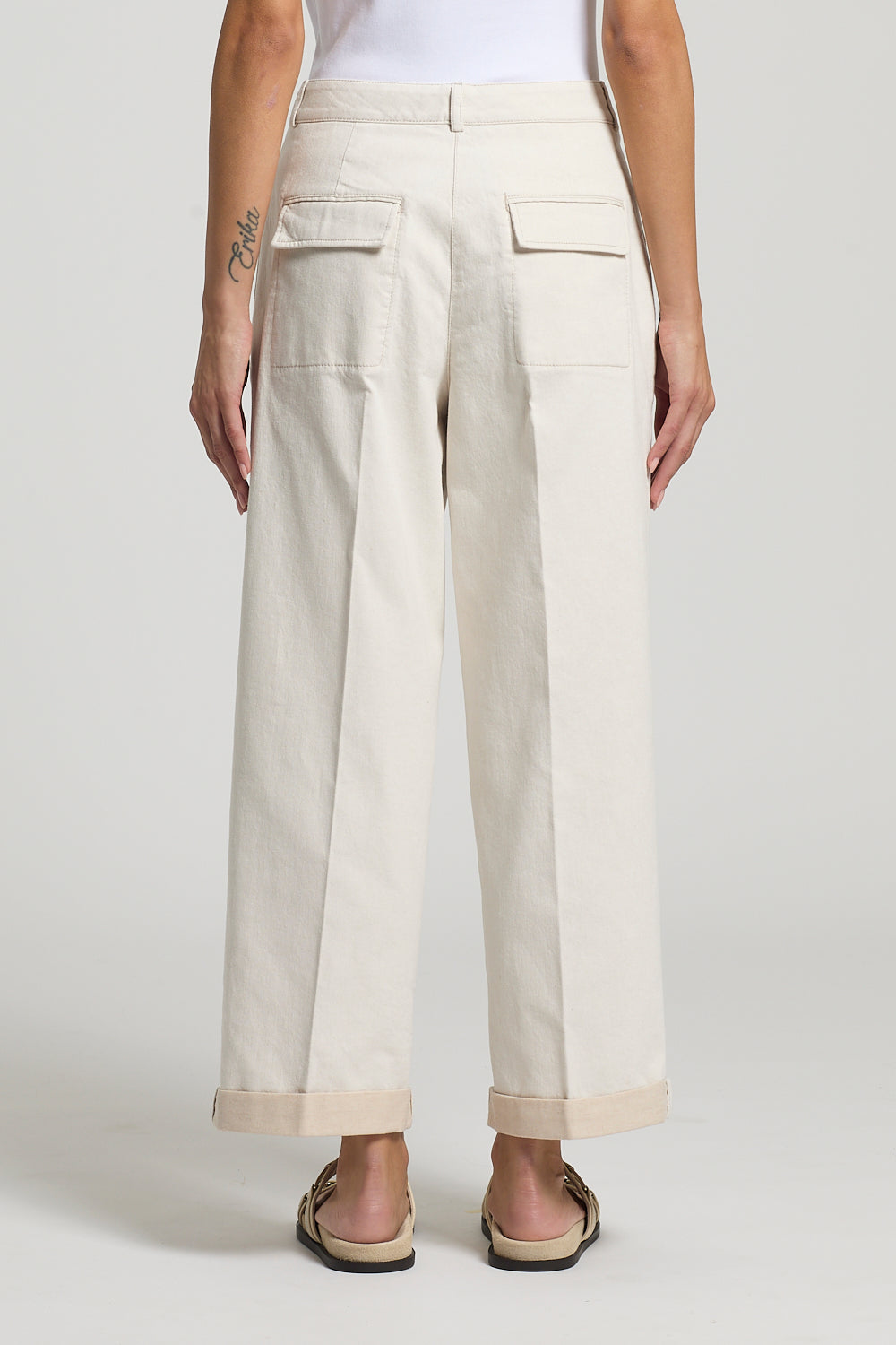 Peserico vrouwentrousers in beige met opstaande taille en twee achterzakken, SS26