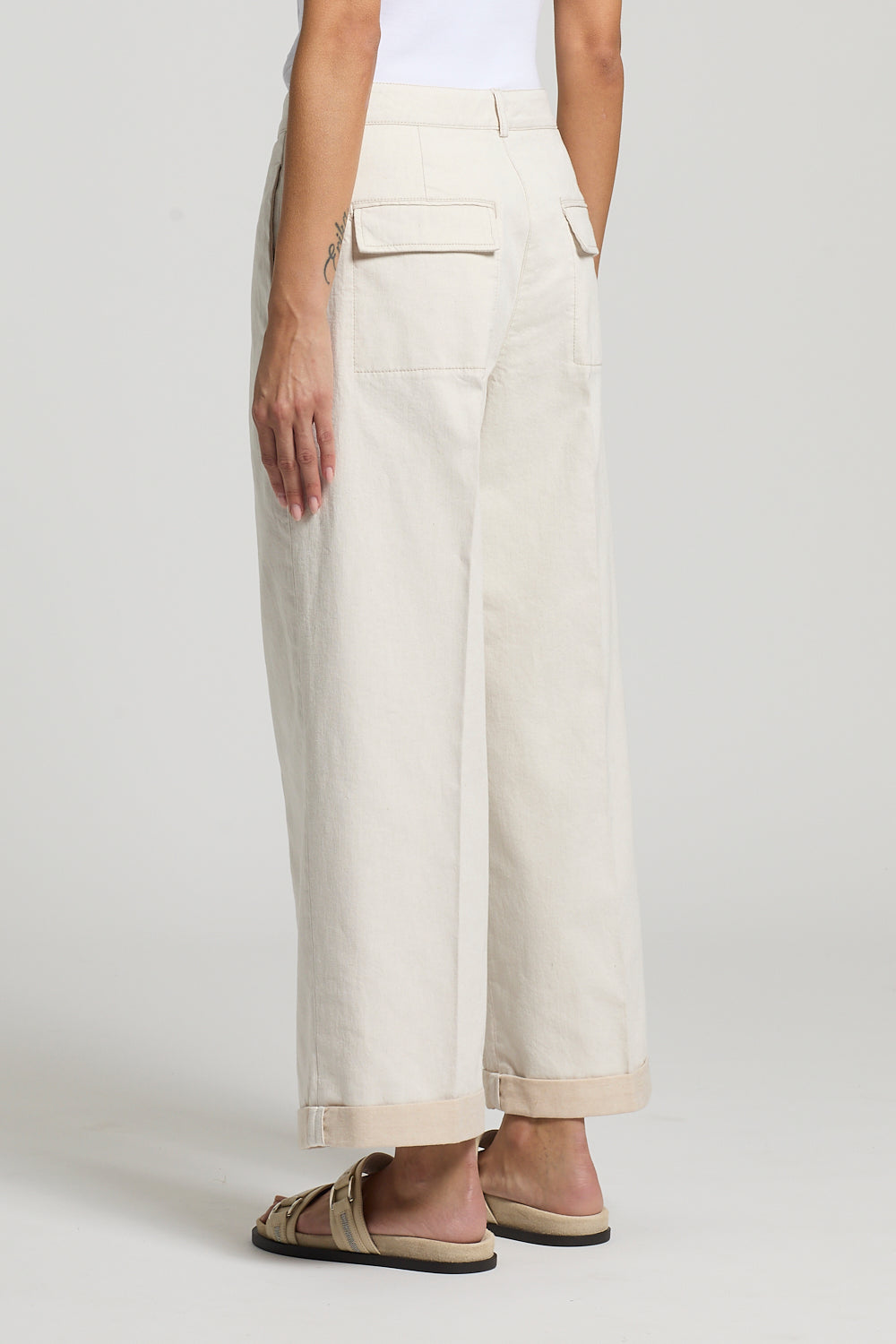 Linnen broek breed model in ecru van Peserico met opstaande zakken en opgerolde pijpen
