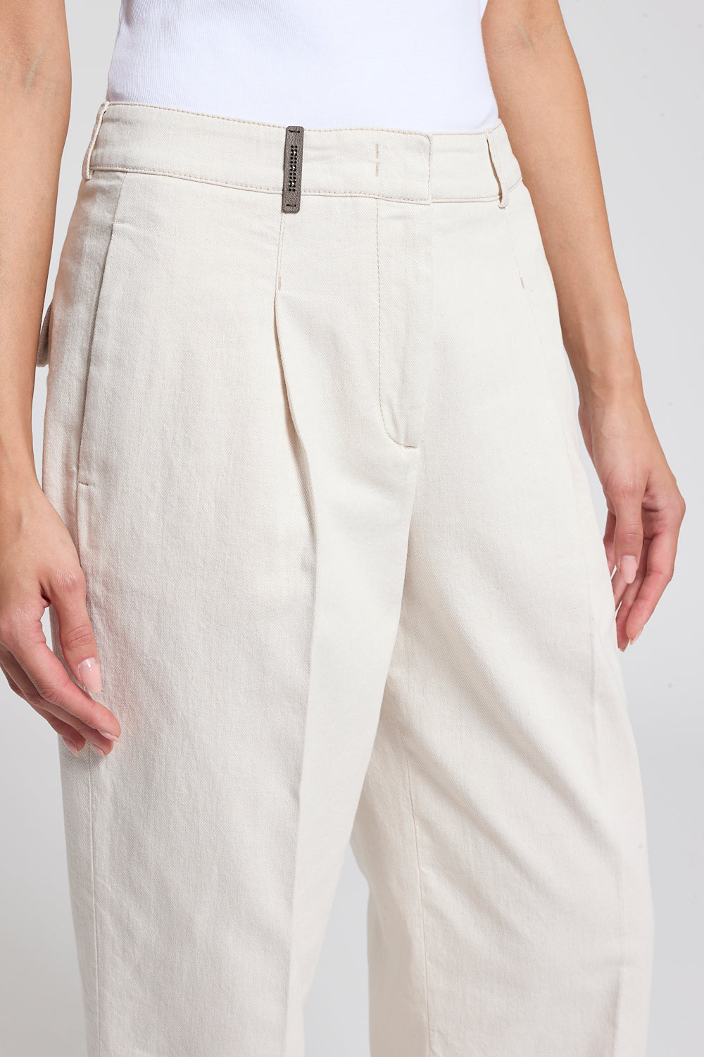Pakken broek van Peserico in beige met opstaande tailleband en zichtbare merklabel