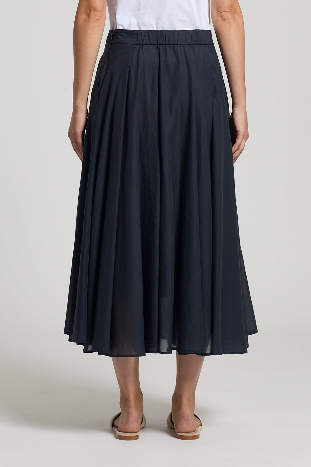 Pleated midi skirt in navy van Peserico met elastische tailleband en lichte transparantie aan de zoom