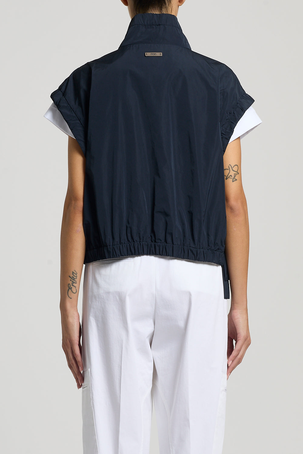 Peserico vrouwelijke waistcoat in donkerblauw met opstaande kraag en ruches mouwen