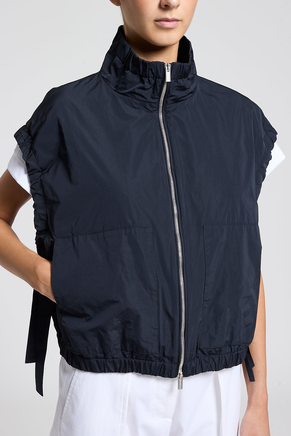 Zwarte mouwloze vest van Peserico met ruches en rits van S03161 SS26
