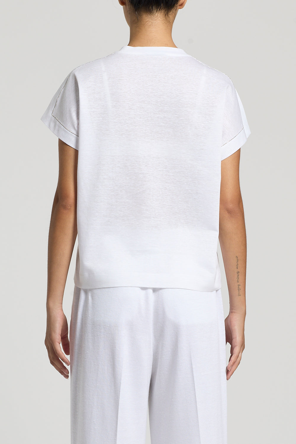 Witte blouse van Peserico met korte mouwen en zichtbare naadwerk aan de mouwuiteinden