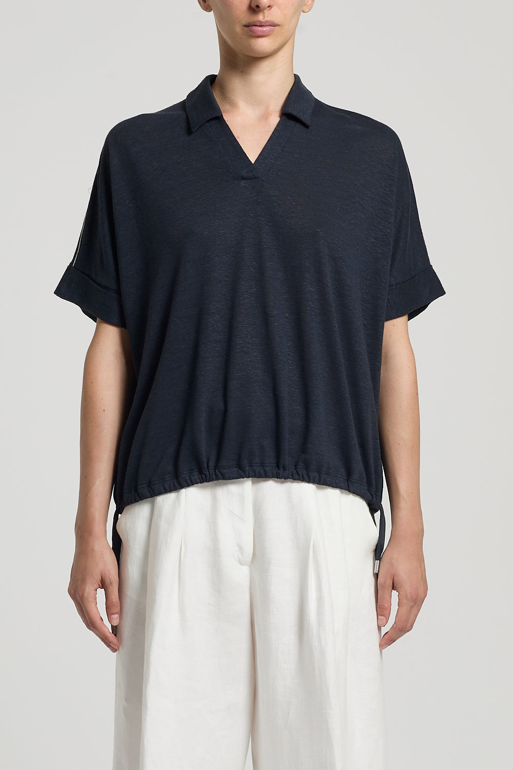 Polo-blouse in donkerblauw van Peserico met opstaande kraag en korte mouwen