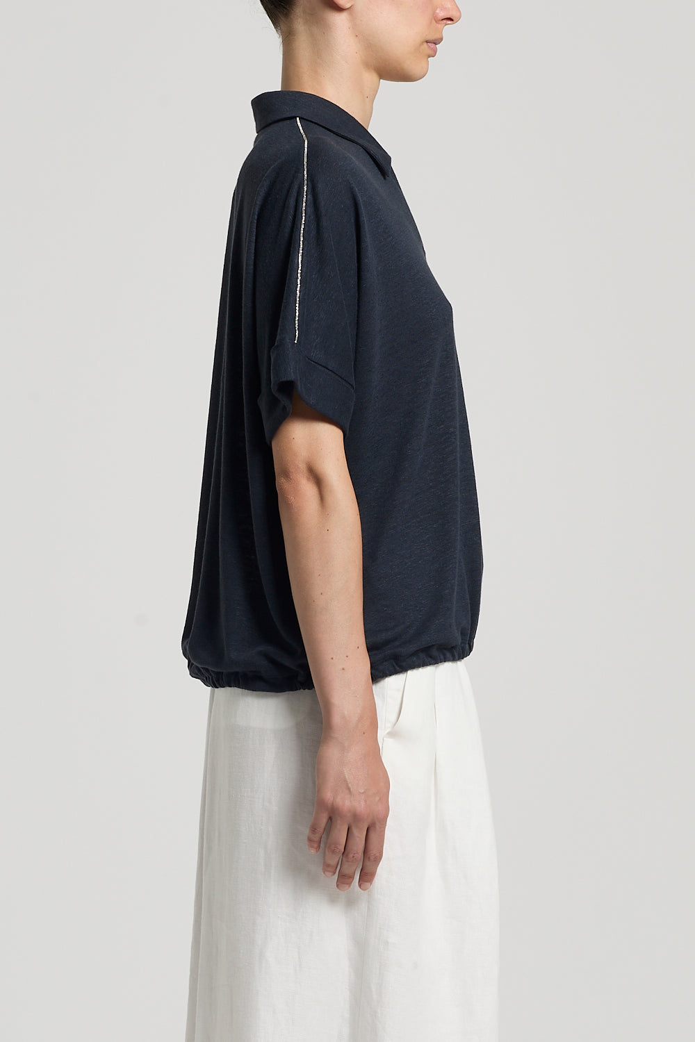 Polo-blouse in donkerblauw van Peserico met zilveren streep langs mouw