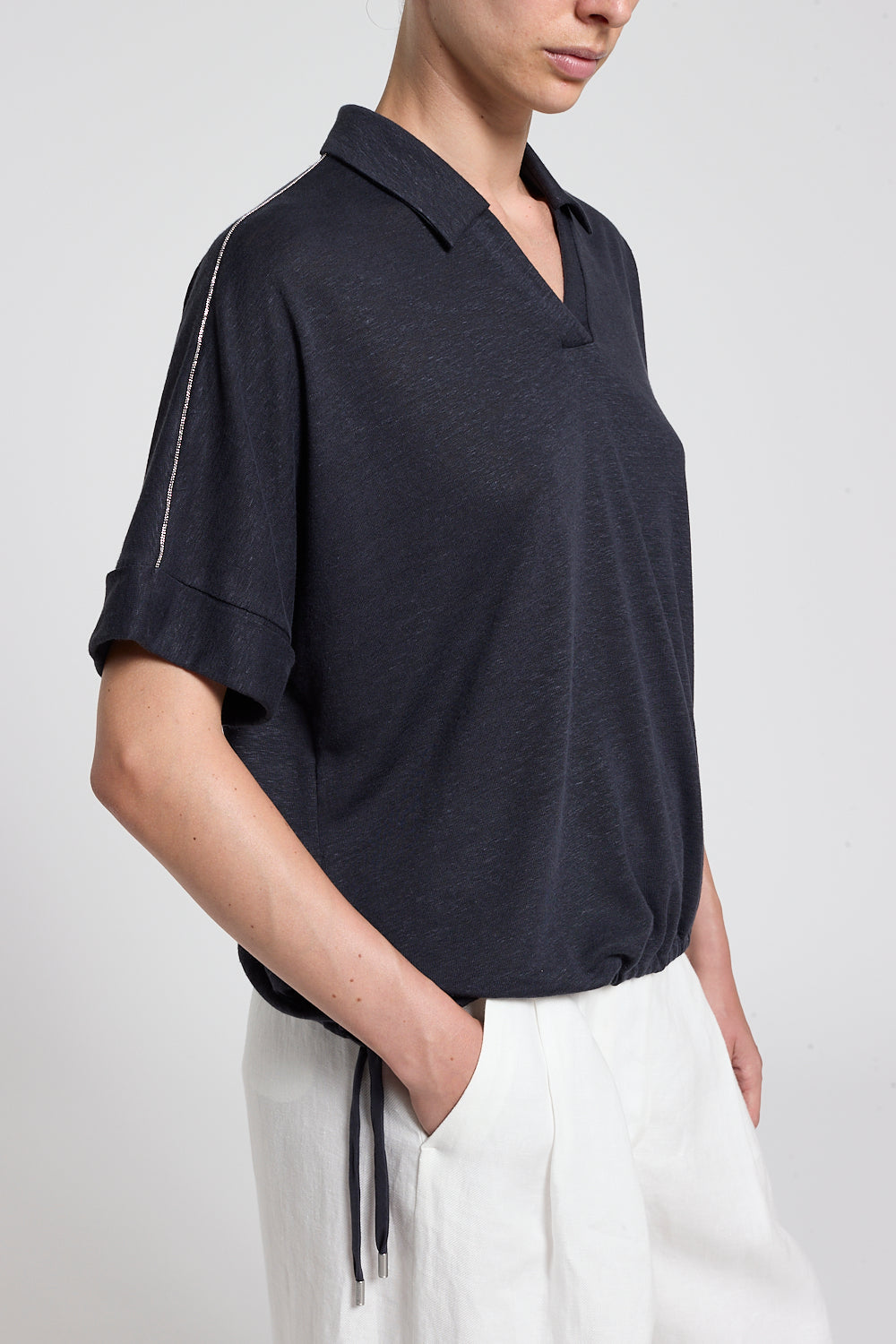 Polo-blouse van Peserico in donkerblauw met witte streep langs mouw, SS26