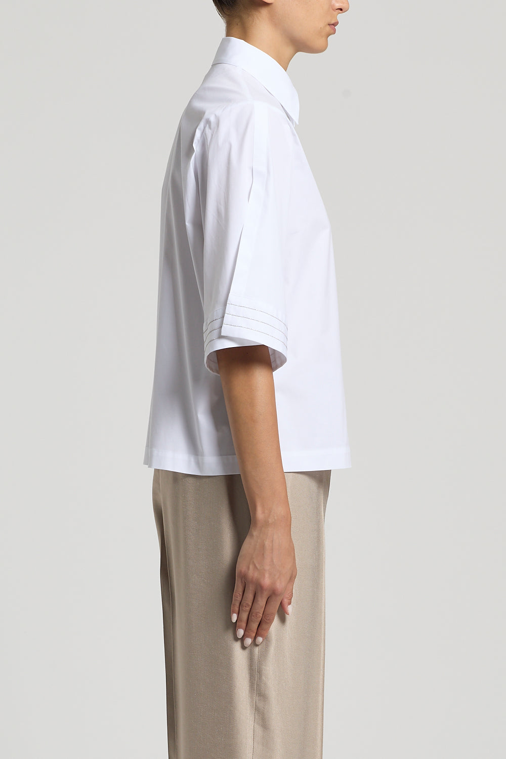 Witte blouse van Peserico met korte mouwen en borduurwerk aan de mouwuite