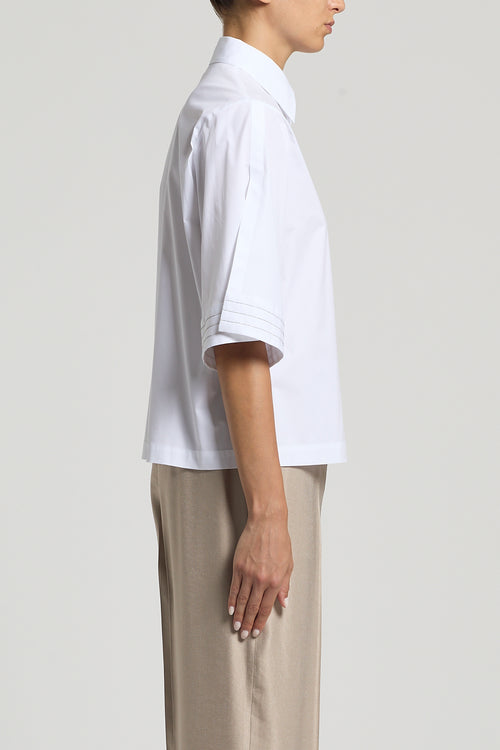 Witte blouse van Peserico met korte mouwen en borduurwerk aan de mouwuite