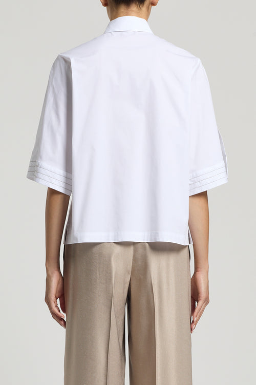 Witte blouse van Peserico met korte mouwen en gestreepte manchetten, gezien van achteren