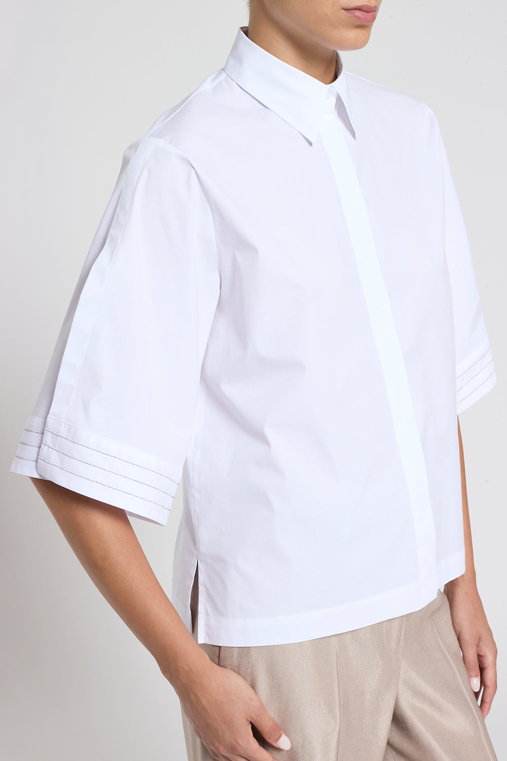 Witte blouse van Peserico met korte mouwen en gestreepte manchetten, SS26
