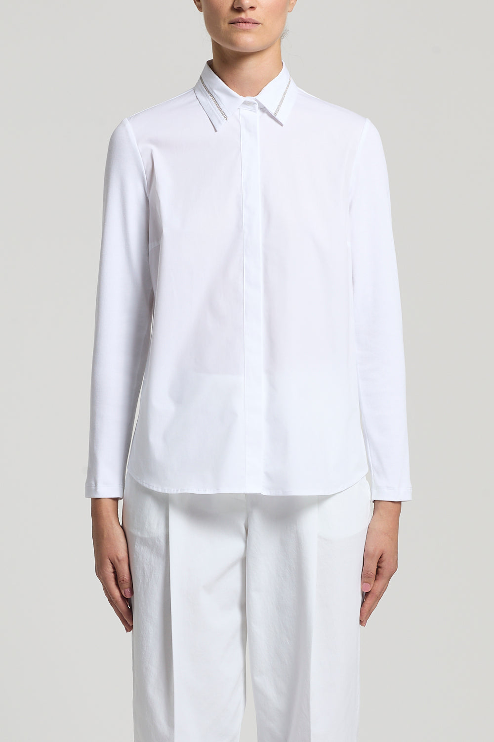 Witte blouse van Peserico met opstaande kraag en zilveren accenten, SS26