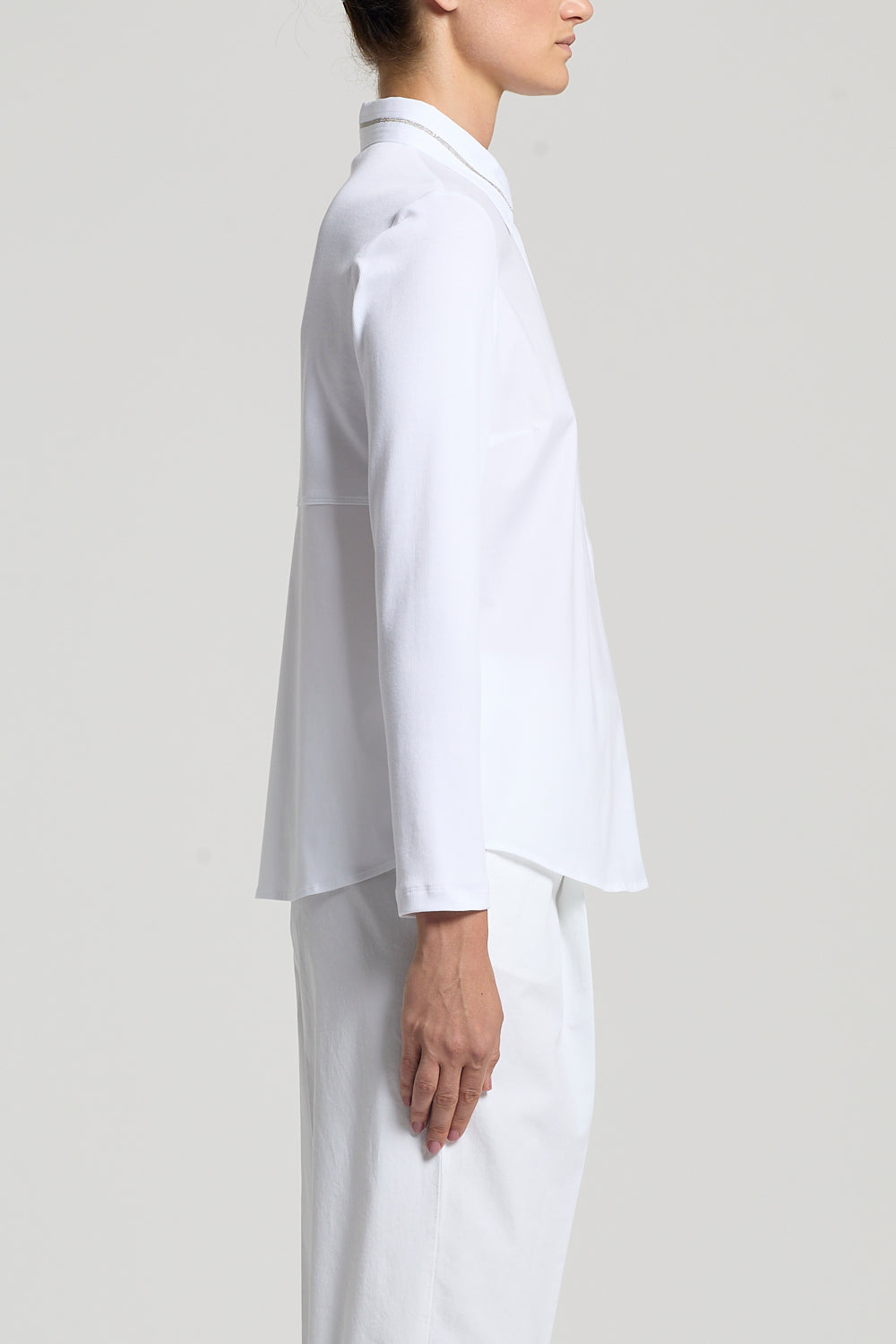 Witte blouse van Peserico met opstaande kraag en zilveren accent, SS26