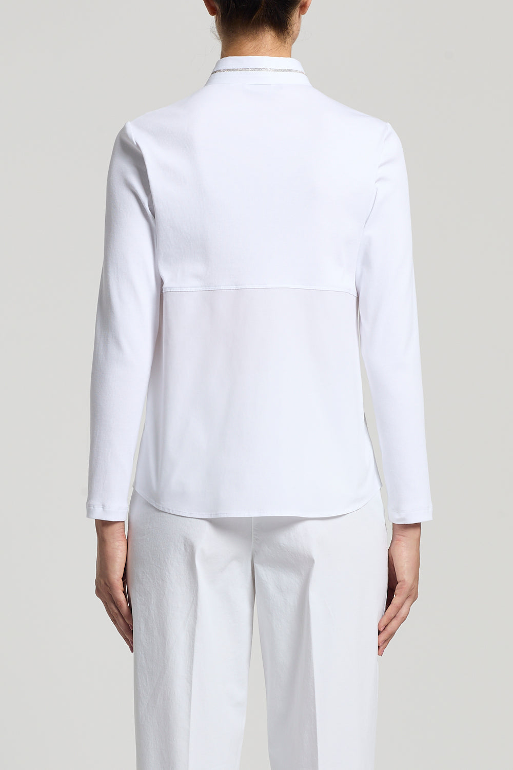 Witte blouse van Peserico met glinsterdetail aan de hals en kleurcontrast in de rug, SS26