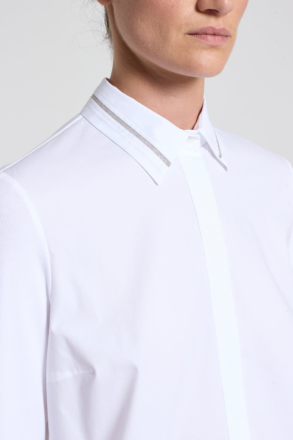 Witte blouse van Peserico met zilveren strepen op kraag, SS26