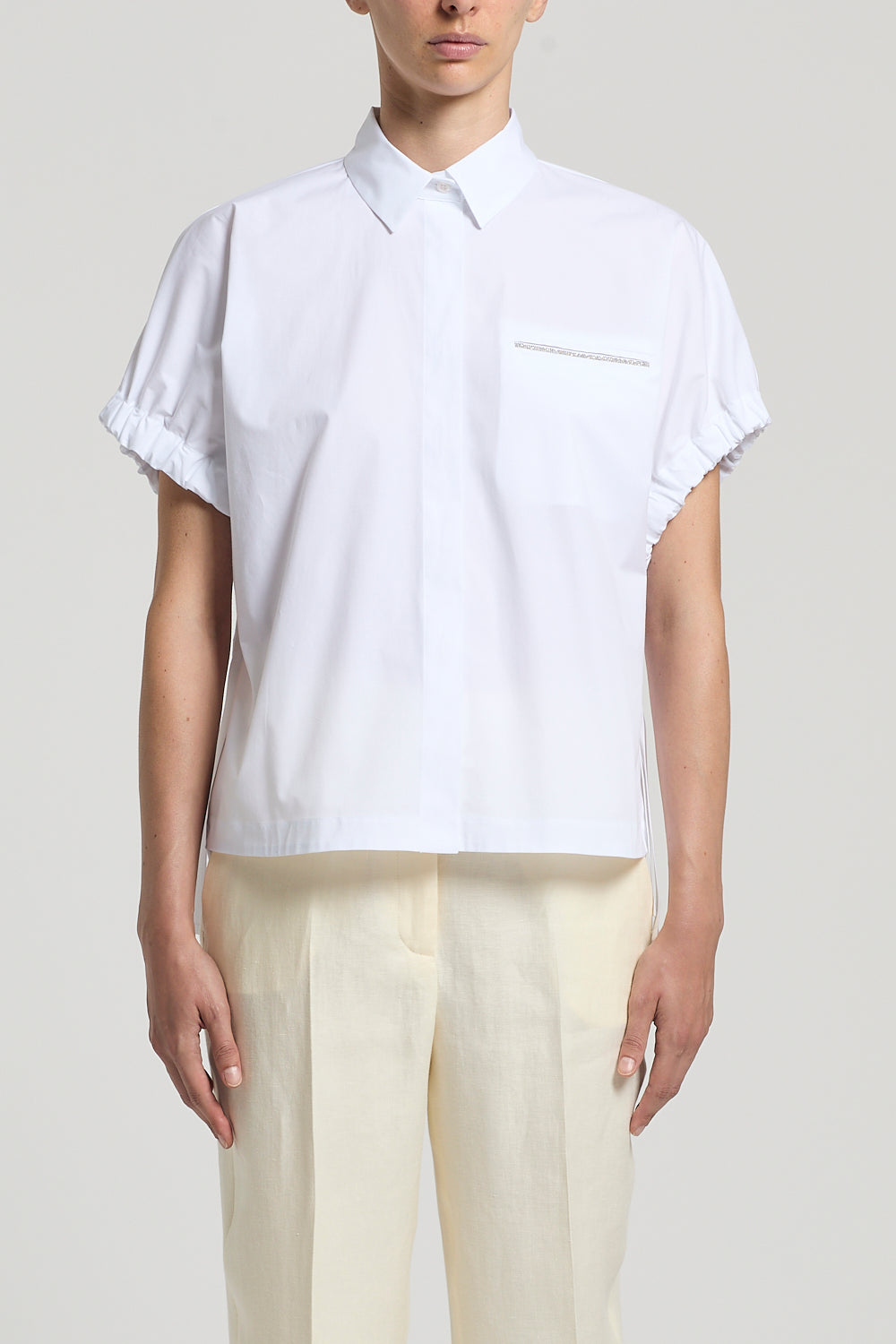Witte blouse van Peserico met opstaande kraag en ruches mouwen, SS26