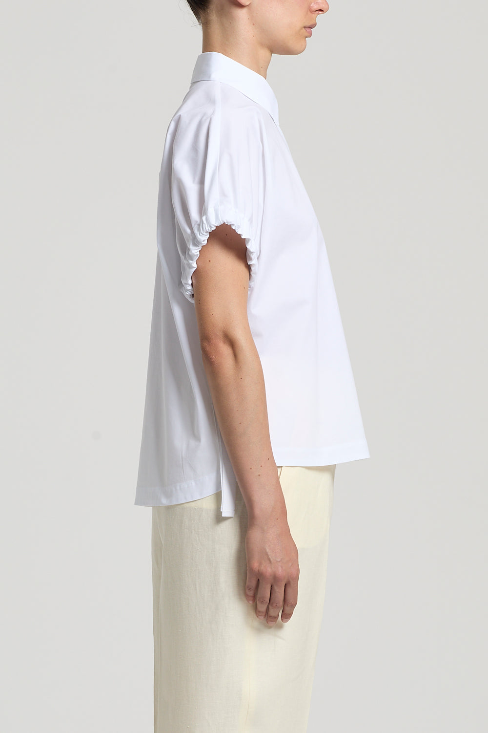 Wit katoenen blouse van Peserico met ruché mouwen en standaard kraag, SS26