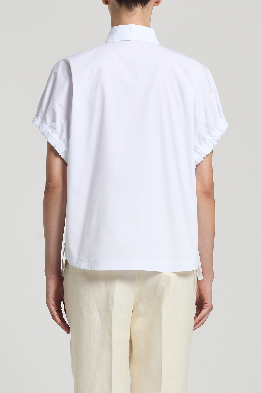 Witte blouse van Peserico met ruches aan de mouwen en een klassieke kraag, gezien van achteren