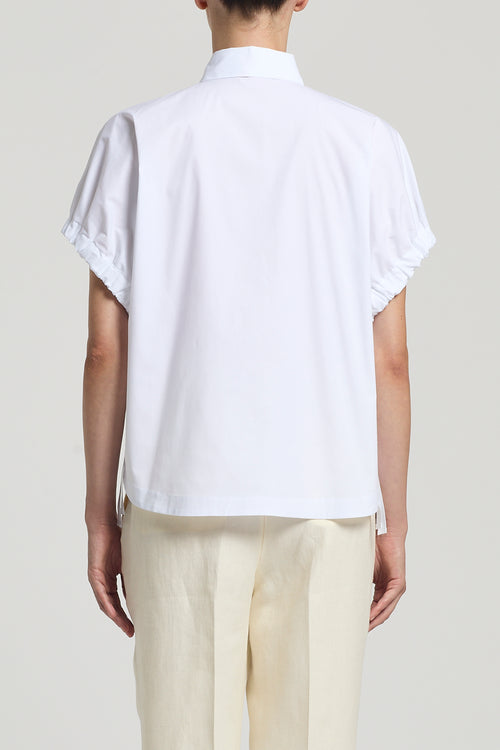 Witte blouse van Peserico met ruches aan de mouwen en een klassieke kraag, gezien van achteren