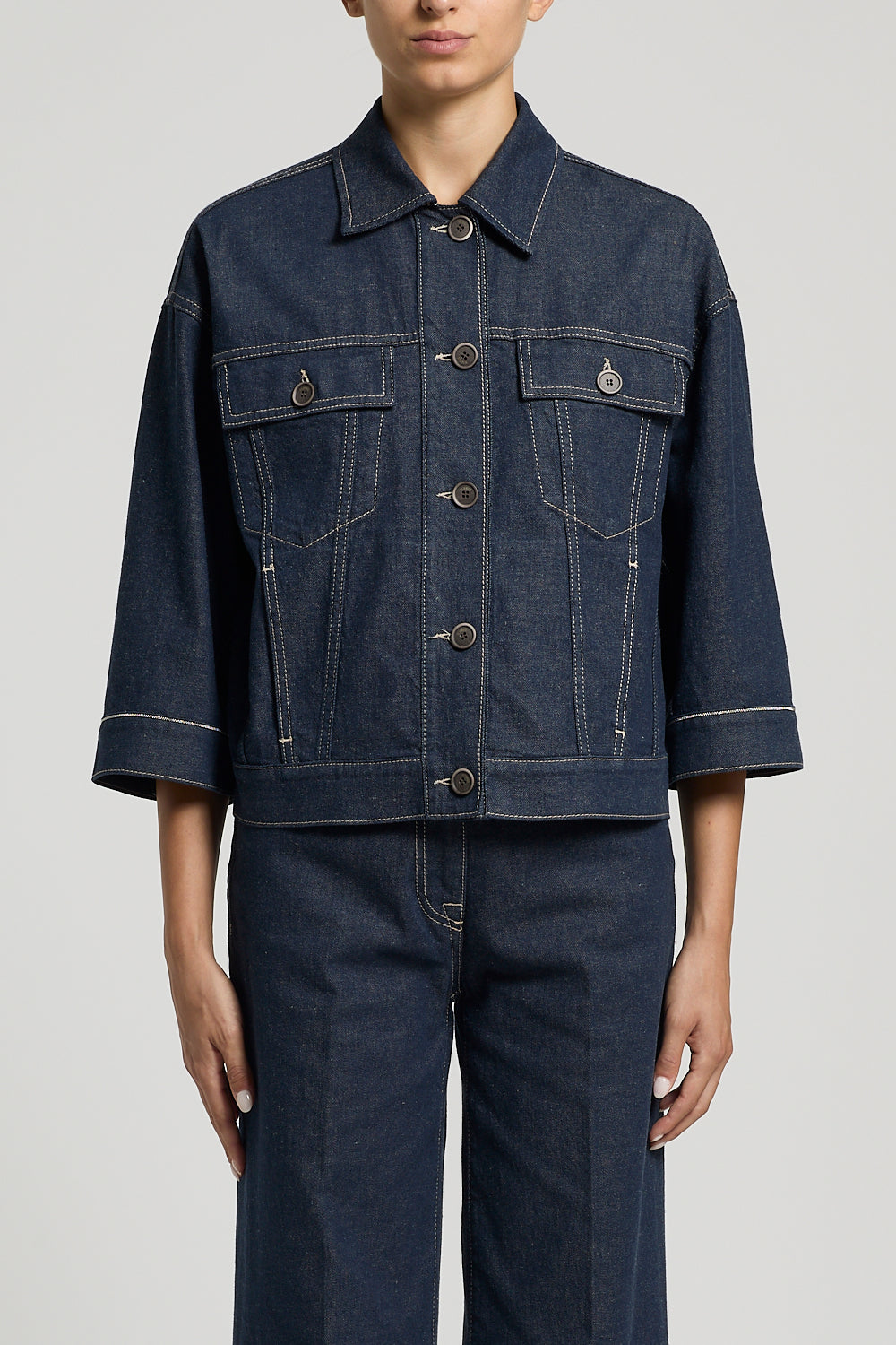 Donkerblauwe denim jas van Peserico met opstaande kraag en knoppen, korte mouwen en borstzakken