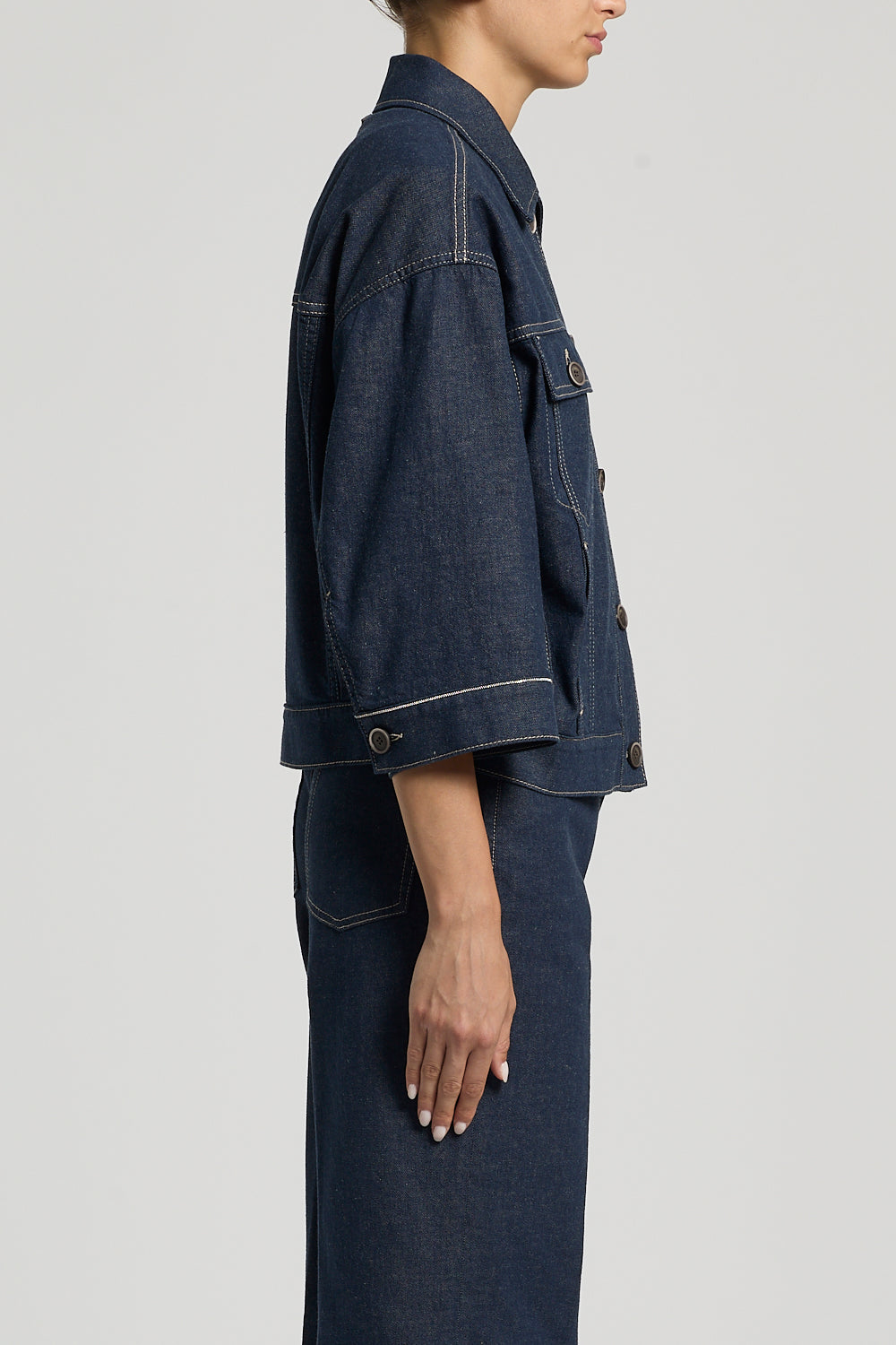 Donkerblauwe denim jas van Peserico met opstaande kraag en knopen, zijkant weergegeven