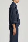 Donkerblauwe denim jas van Peserico met opstaande kraag en knopen, zijkant weergegeven