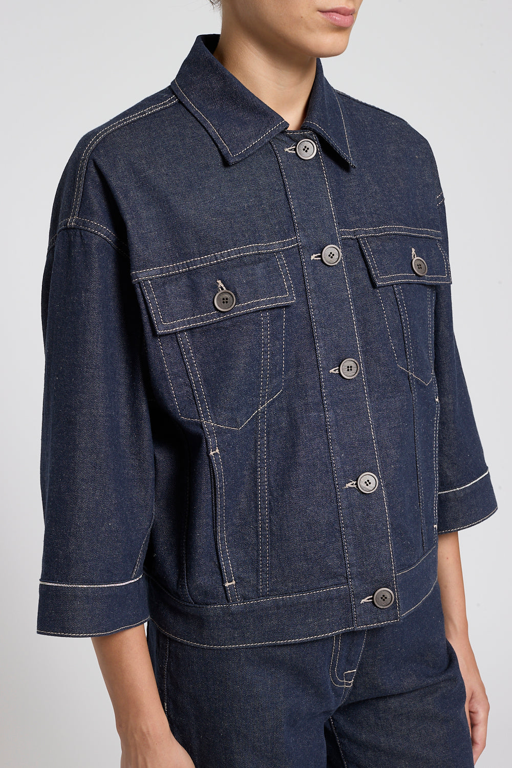 Donkerblauwe denim jas van Peserico met opstaande kraag en lichtgekleurde naadwerk