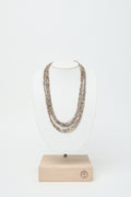 Meerdere rijen parelketting in beige van Peserico, SS26 collectie