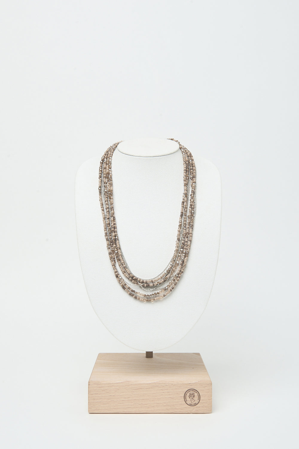 Meerdere rijen parelketting in beige van Peserico, SS26 collectie