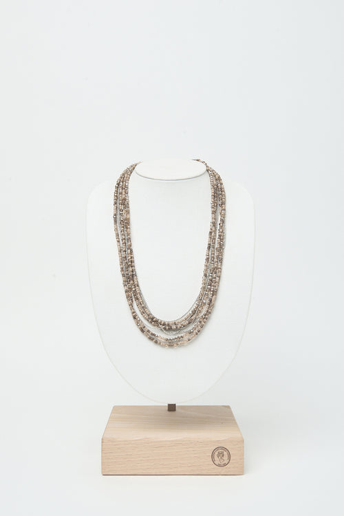 Meerdere rijen parelketting in beige van Peserico, SS26 collectie