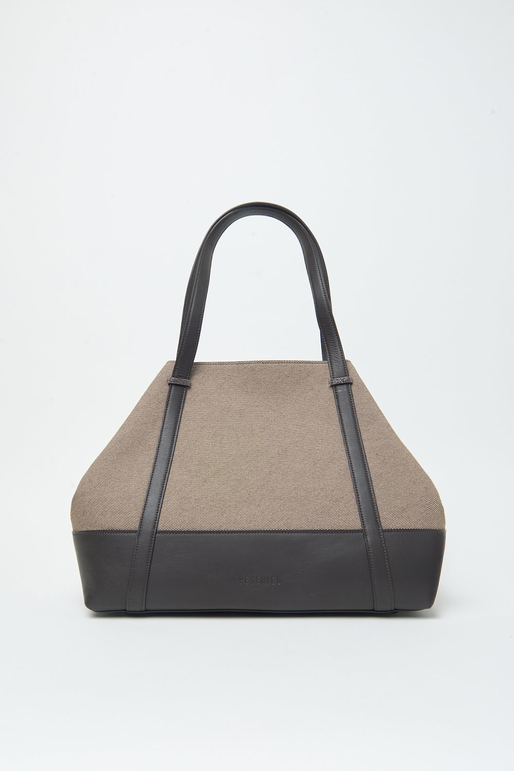 Luxe tas van Peserico in beige met zwarte leeraccenten en schoudertassen