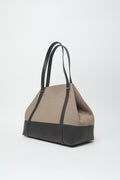Luxe vrouwentas van Peserico in beige met zwart leer, schoudervellen en gestikt patroon