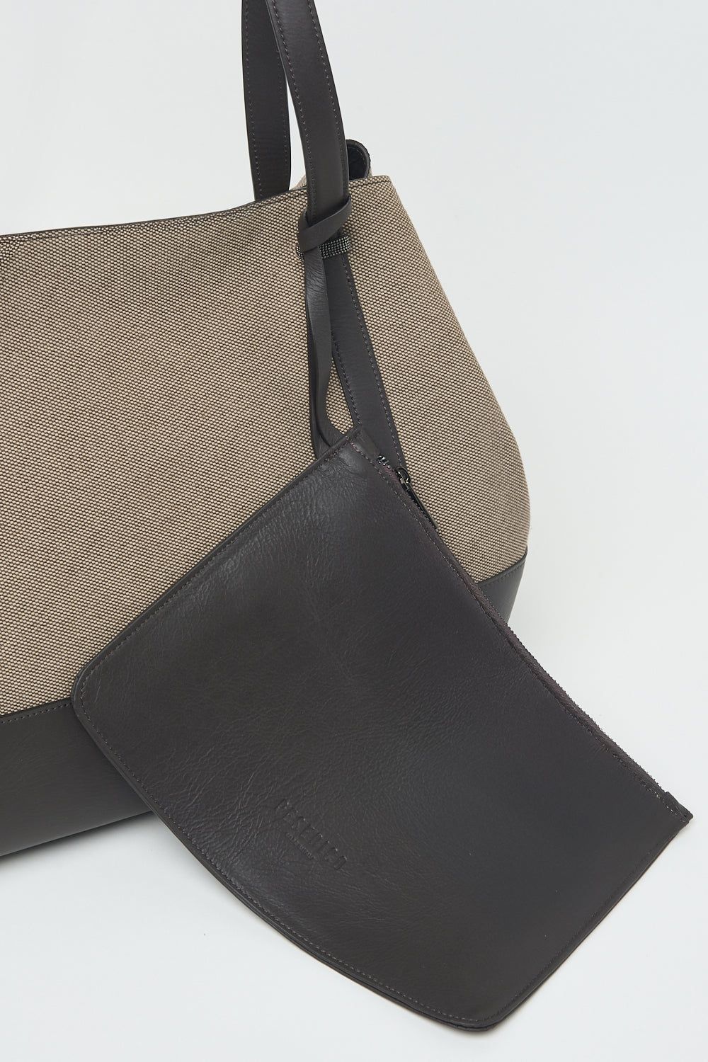 Luxe vrouwentas van Peserico in beige met zwart leer, SS26 collectie