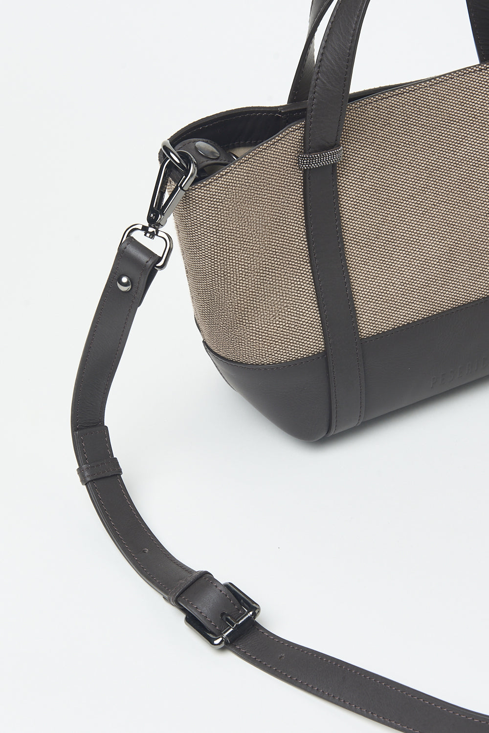 Luxe tas van Peserico in beige met zwart leer, schouderband en metalen details