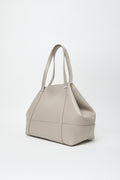 Luxe handtas van Peserico in beige met gestikte details en schoudervellen