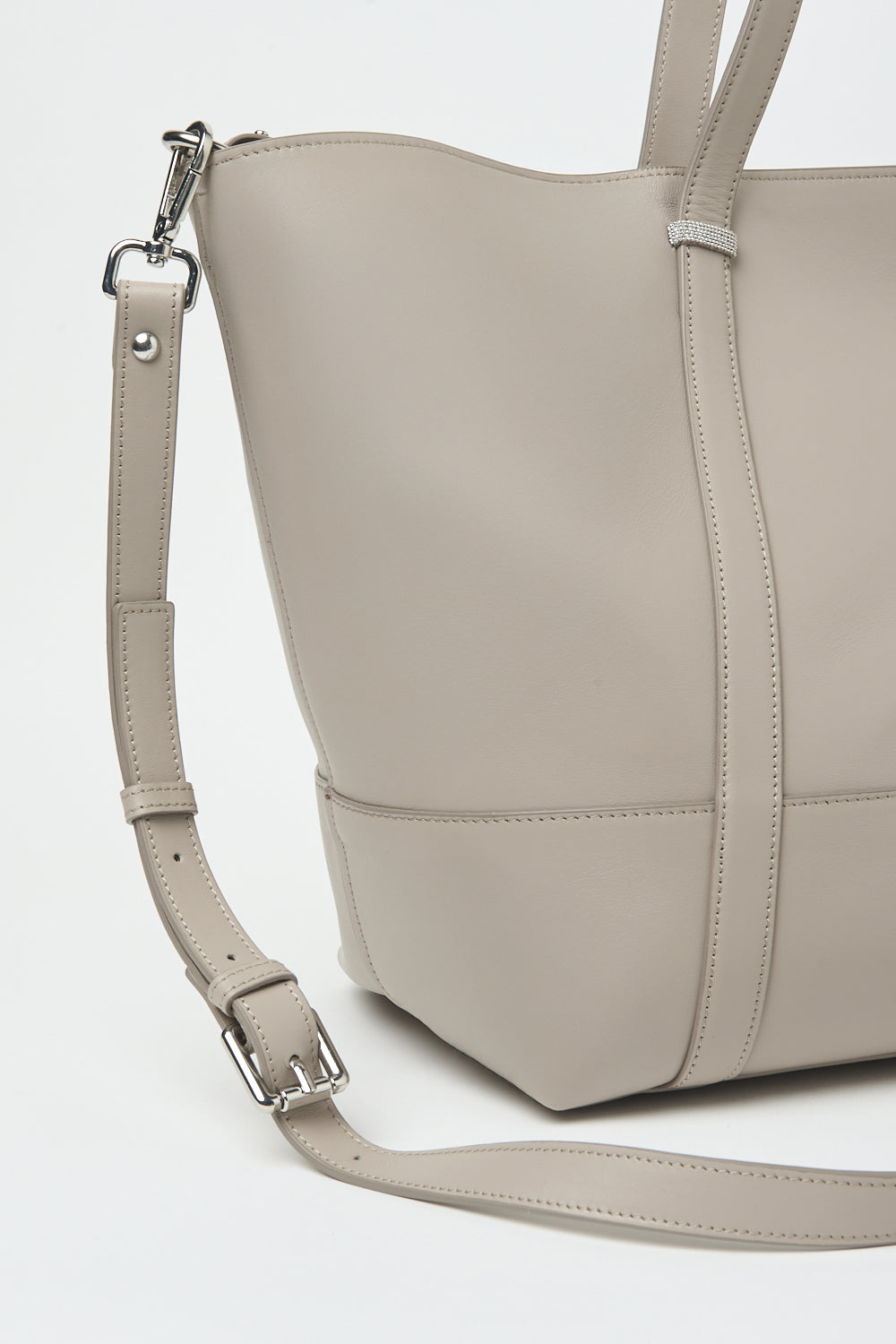 Luxe leren tas van Peserico in beige met schouderband en zilveren details